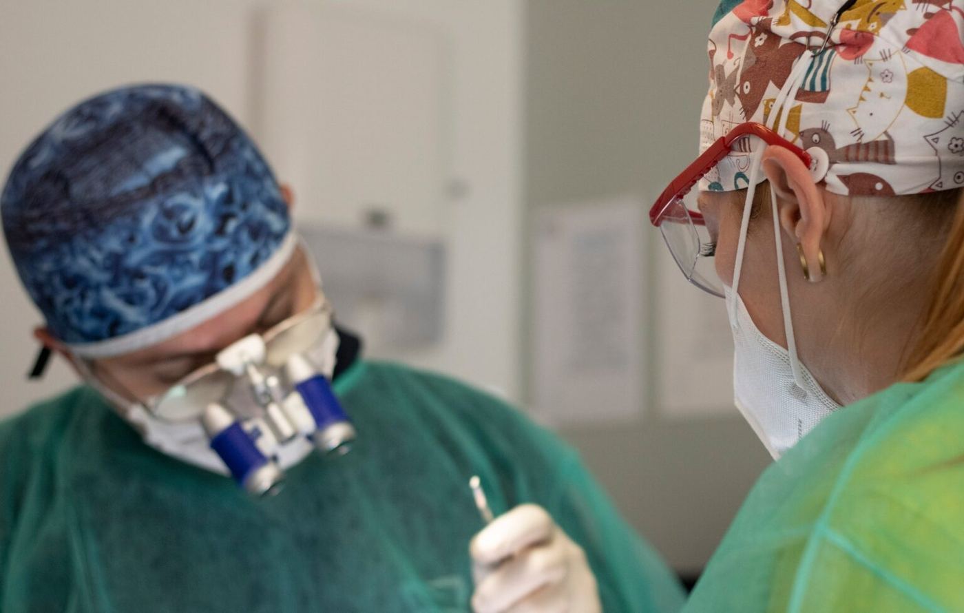 Due professionisti con gli ingranditori durante un intervento