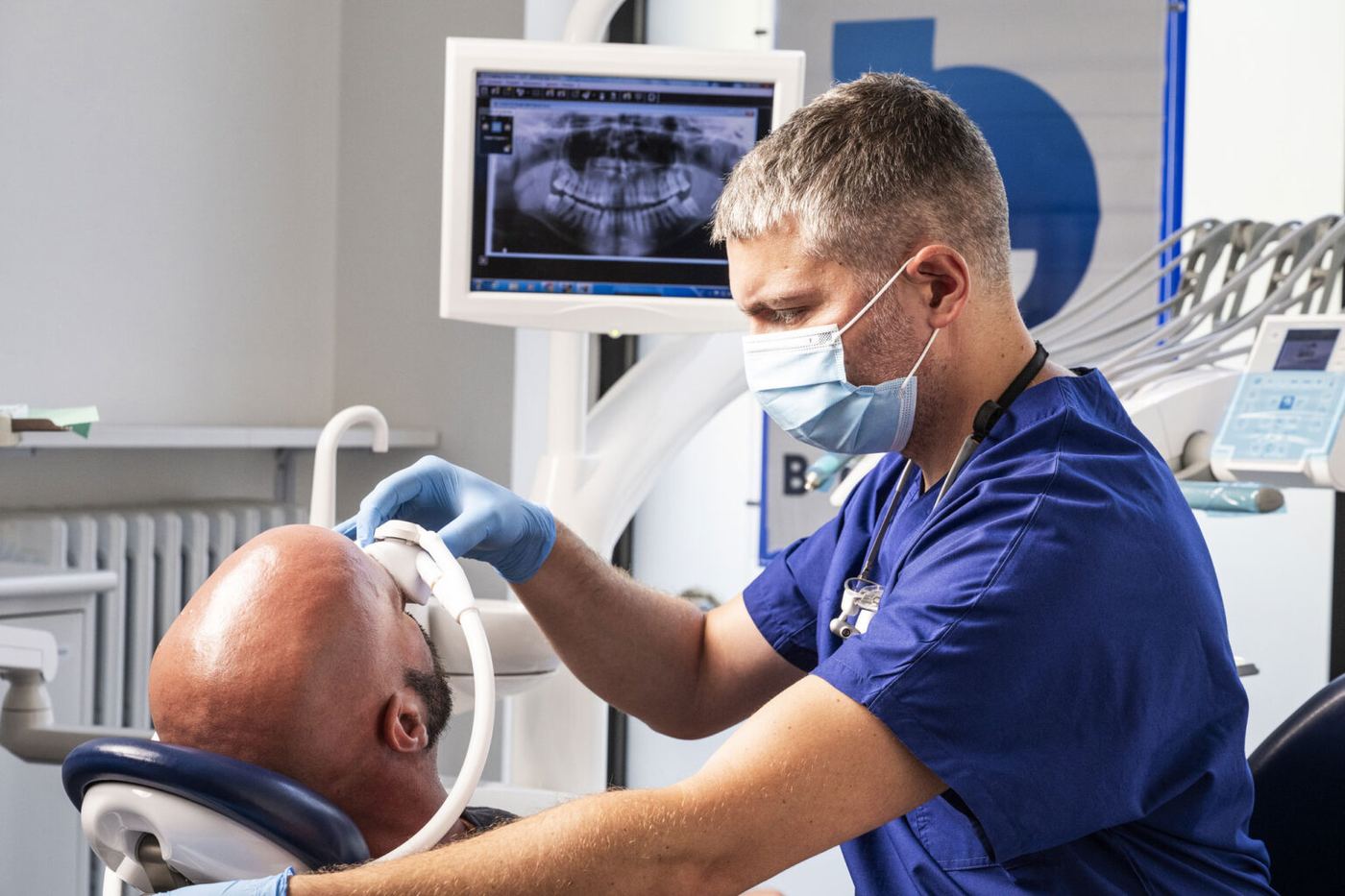 Uno strumento durante una pulizia dei denti