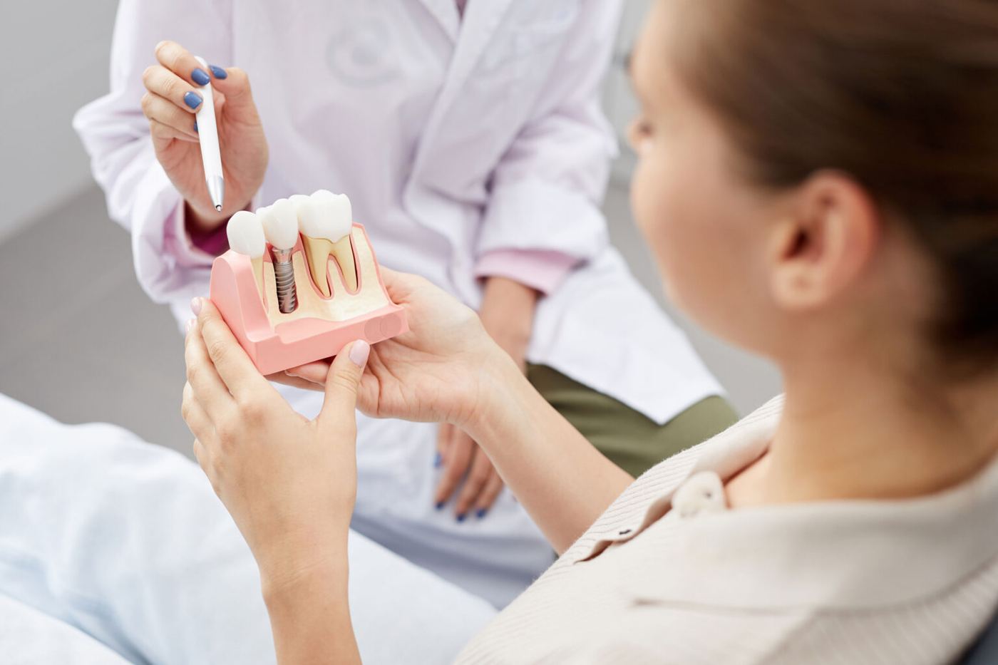 Un modello di impianto dentale mostrato a una paziente