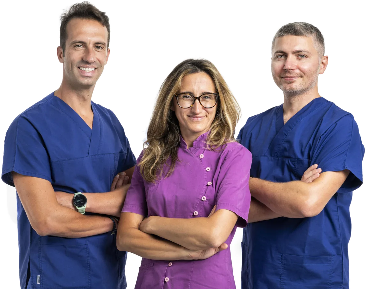 Tre professionisti del centro in divisa, a braccia incrociate